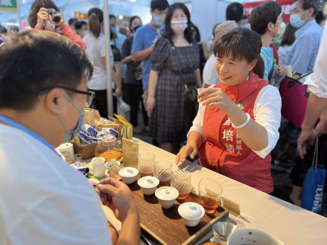 民进党南投县长候选人蔡培慧（右）。（图／取自蔡培慧脸书）