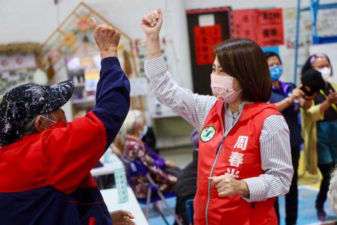 民进党屏东县长候选人周春米（右）访问原乡。（图 / 翻摄自周春米脸书）