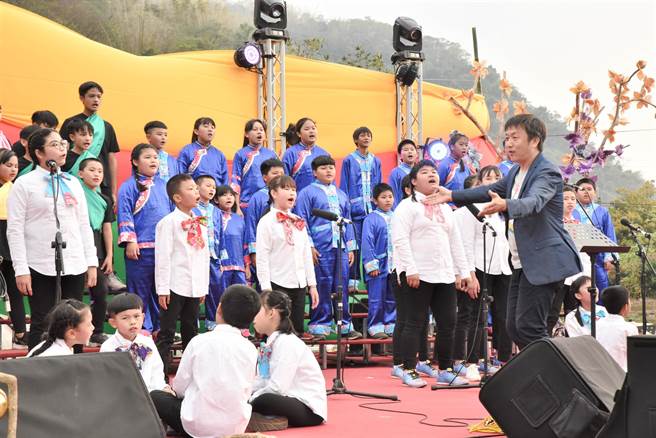 陈俊志医师（右）担任合唱团指挥，图为2021年3月份在六龟区宝来国中举行的第1届嘎呼拉斯音乐节。（本报资料照片）