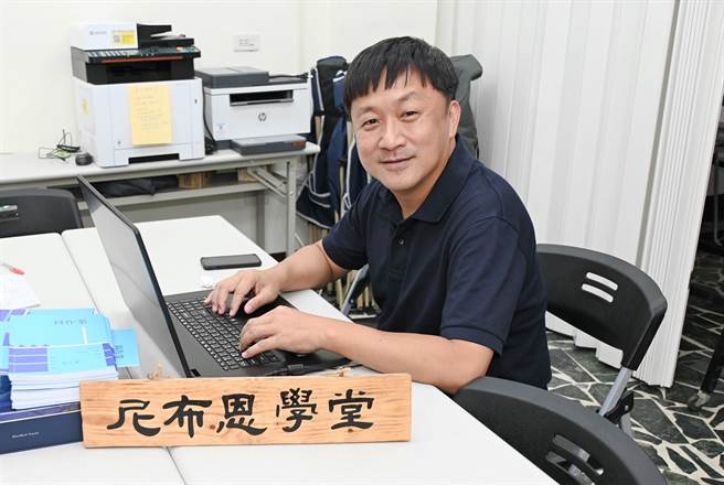 陈俊志医师开设尼布恩学堂，辅导六龟区学生课业。（林瑞益摄）