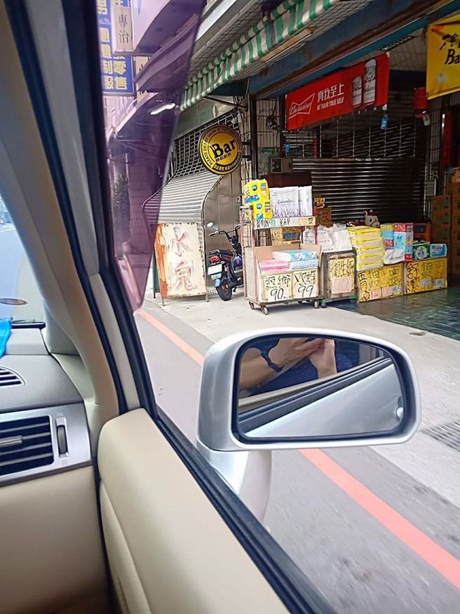 有网友在路边一处招牌猛然一看发现竟卖「水鬼」，让他赶紧调头看到底是什么？原来水鬼2字的「部首」褪色了，其实是卖「冰块」。（翻摄自脸书「爆笑公社2」）