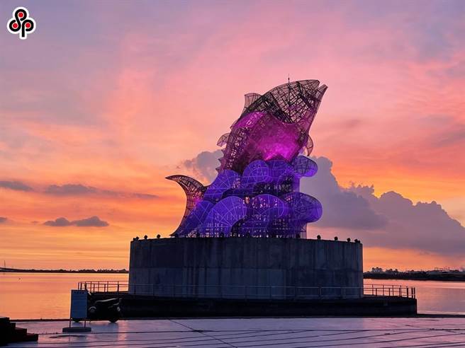 台湾灯会2019年主灯「巨鲔来富」、「海之女神」在屏东东港大鹏湾国际休閒特区再次点亮，吸引民眾入园看夕阳、漫步赏灯。（本报资料照片）