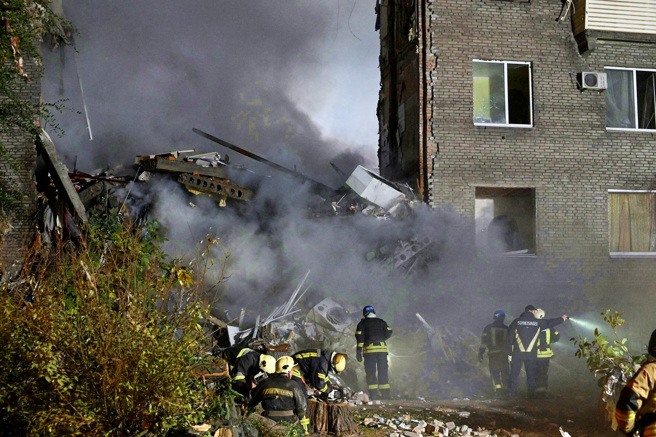 烏克蘭中部大城札波羅熱（Zaporizhzhia）一夜被俄軍轟炸15次，包括學校設施、醫療機構、民宅都被擊中。（圖／路透社）