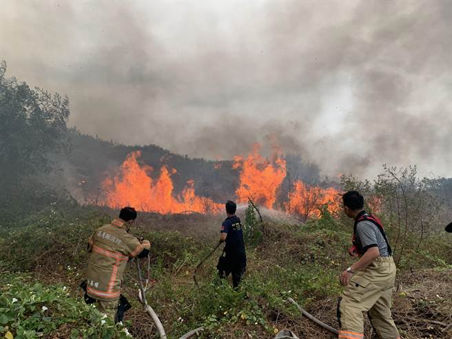 嘉义长庚医院资材仓库区旁树林空地，今下午2点半左右被发现起火燃烧。（吕妍庭摄）