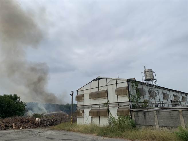 嘉义长庚医院资材仓库区旁树林空地，今下午2点半左右被发现起火燃烧。（吕妍庭摄）