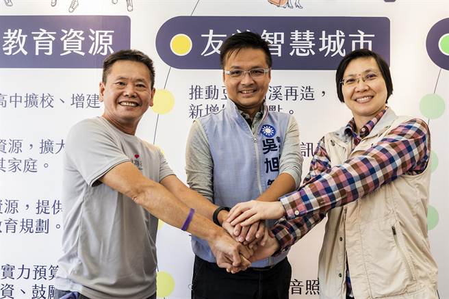 国民党竹北市长参选人林为洲（左至右）、博士县议员吴旭智及前立委徐欣莹合体，全面抢攻竹北市科技族选票。（罗浚滨摄）