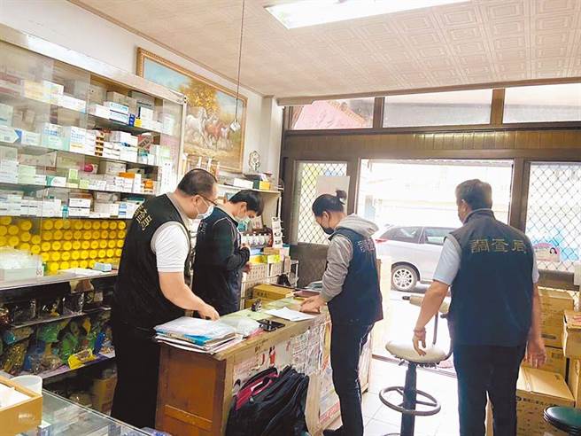 嘉义县调查站今年五月间到涉嫌诈领健保费的药局搜证情形。（嘉义地检署提供／廖素慧嘉市传真）