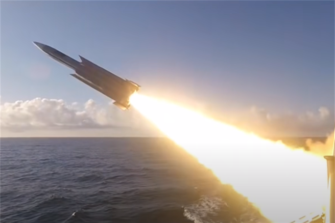 海军轻型巡防舰将配备增程型雄三飞弹。图为海军公布的雄三飞弹射击画面。(海军司令部资料照片)
