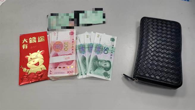王女皮夹有大量的人民币及美金。（民眾提供／李俊淇台南传真）
