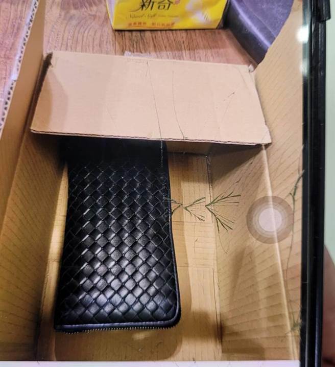 经过警方提醒，王女才想起皮夹放在纸箱内。（民眾提供／李俊淇台南传真）