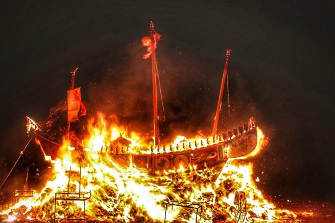 苗栗縣通霄鎮白沙屯五雲宮，11日凌晨12時45分再現難得一見的燒王船大典。（五雲宮提供／李京昇苗栗傳真）