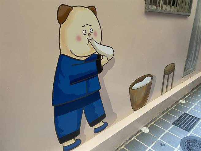 壁画将可爱动物拟人化，挥别冰冷水泥灰色，展现Q版人文气息。（蔡明亘摄）