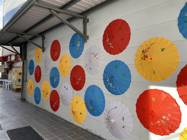 近日桃市府完成杨梅区5条后巷美化，融合文化元素，成为新打卡景点。（蔡明亘摄）