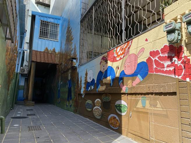 透过美化翻转后巷，成为居民可聊天串门子的场域。（蔡明亘摄）