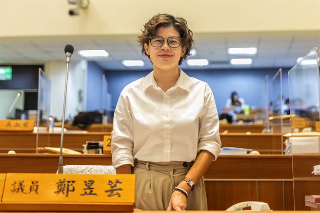 縣議員鄭昱芸質疑竹客公車路線減班，是以「水煮青蛙」方式來達到停駛的目的。（羅浚濱攝）