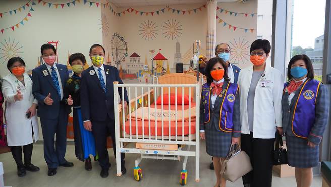 臺北医学大学附设医院蔡万才癌症大楼设置儿癌病人友善化疗空间，提供多媒体影音播放功能，帮助缓解治疗过程中的不适。（北医附医提供）