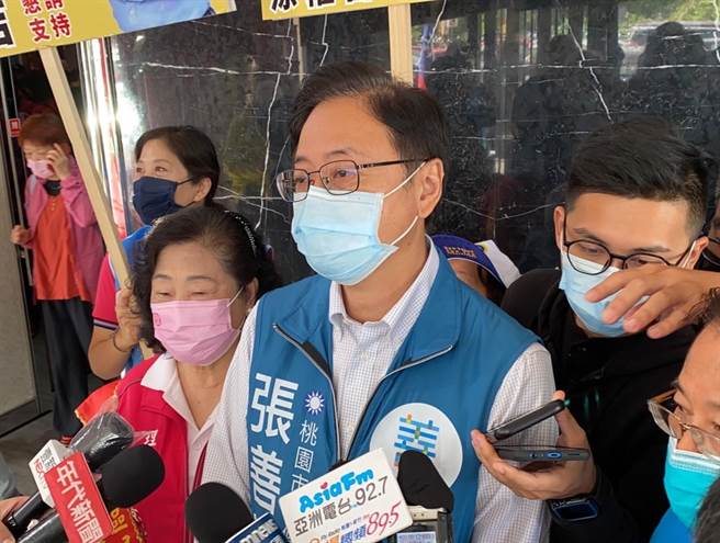 国民党桃园市长参选人张善政竞办质疑，民进党桃园市长参选人郑运鹏无视防疫规定，难道顏色对了就没事。（蔡明亘摄）