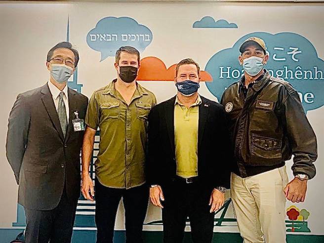 外交部北美司司长徐佑典代表外交部在桃园国际机场迎接访团。由左至右：徐佑典、联邦眾议员莫顿（Seth Moulton)、沃兹（Michael Waltz）及凯希力（Kai Kahele）。（外交部提供）