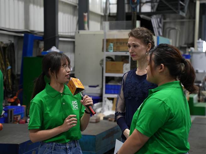 三重商工应用英语科结合工业与商业类科，建造「数位英语国际行销人才培育基地」，培训兼具「专业」与「语言」的技职人才，11日下午带领学生前往在地工厂进行英语导览培训，藉此强化学生在专业英文上的应用。(黄敬文摄)