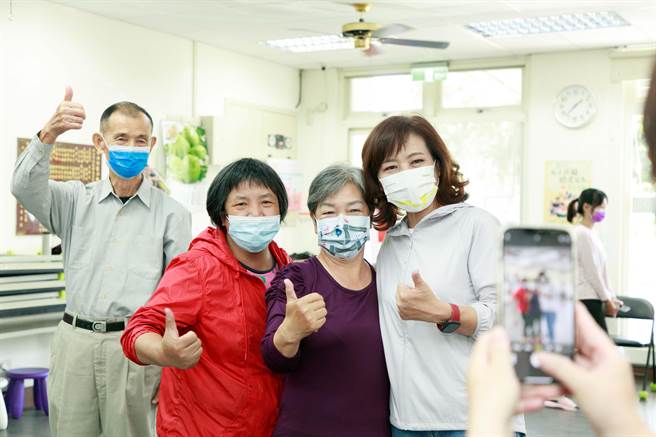 沈慧虹（右一）11日参与海山社区长辈运动课，强调未来将会续发安老津贴与重阳礼金，更将敬老爱心卡点数加倍至1200点。（陈育贤摄）