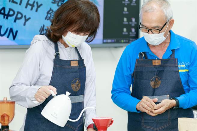 沈慧虹11日参与海山社区长辈运动课，和长辈一同体验手冲咖啡。（陈育贤摄）