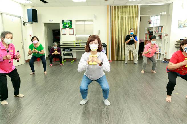沈慧虹11日参与海山社区长辈运动课，和长辈一同深蹲练肌肉。（陈育贤摄）