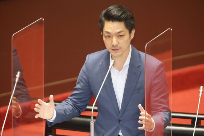 行政院长苏贞昌11日前往立法院进行施政报告及备询，国民党立委蒋万安（见图）出席质询。（杜宜谙摄）