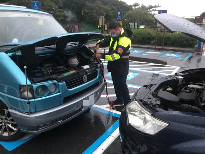 日前有3名身障人士前往阳明山二子坪亲水公园的无障碍步道健行，返程时发现汽车电瓶没电受困，淡水警方获报后随即派员到场协助接电，终于在当天晚间7时许顺利发动车辆返家。(淡水警分局提供)