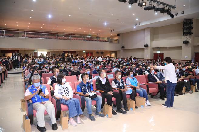 卢秀燕指出，市府举行座谈会，协助更多工厂办理并通过审核成为正式工厂。（台中市政府提供）