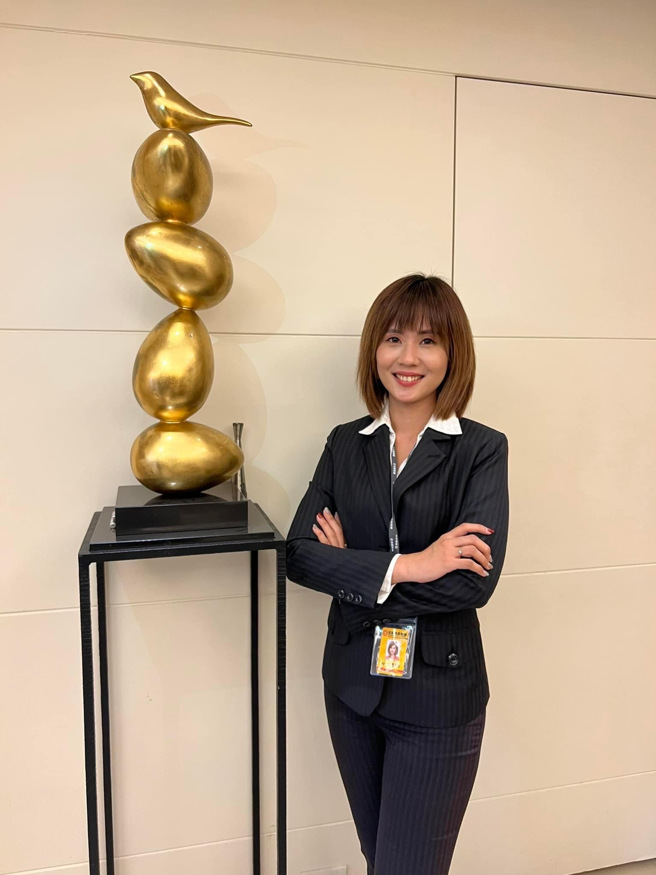 「辣妻」主播何橞瑢(图左)到台湾第一房仲品牌「永庆房屋」担任一日房仲经纪人，亲身体验诚实才是房仲的最高原则！(图/截自何橞瑢脸书粉丝专页)