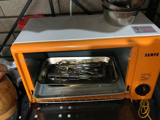 吴女使用一般家用小烤箱为手术器械灭菌消毒。（新北市专勤队提供／李奇叡新北传真）