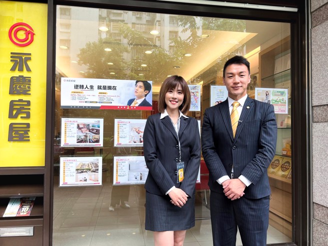 「辣妻」的专属师父、永庆房屋协理涂振宏(图右)手把手教导何橞瑢了解房仲工作。(图/永庆房屋提供)