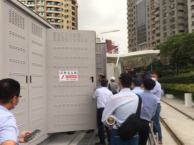 11日午间C23龙华国小站例行性巡检时，工程人员发现供电设备异常。（崔正纲摄）