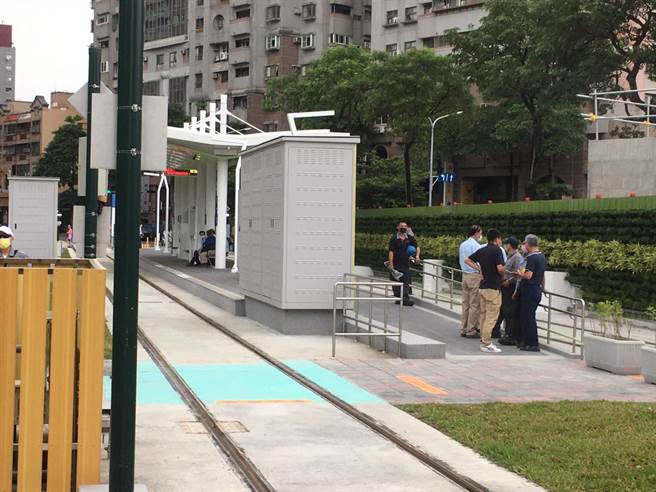 11日午间C23龙华国小站例行性巡检时，工程人员发现供电设备异常。（崔正纲摄）