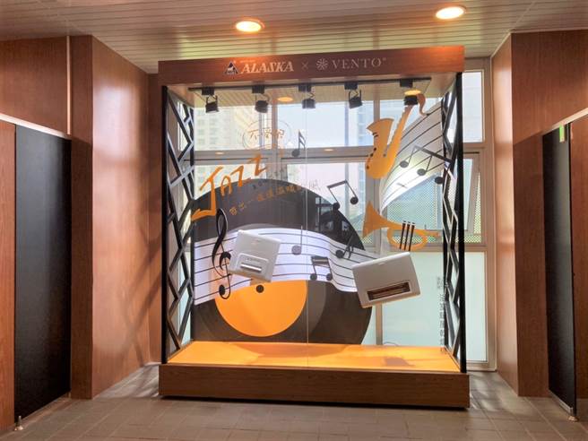 中捷文心公园站厕所结合橱窗，本季以「爵士不受限，是自由也是呼吸」为主题。（中捷公司提供／张亦惠台中传真）