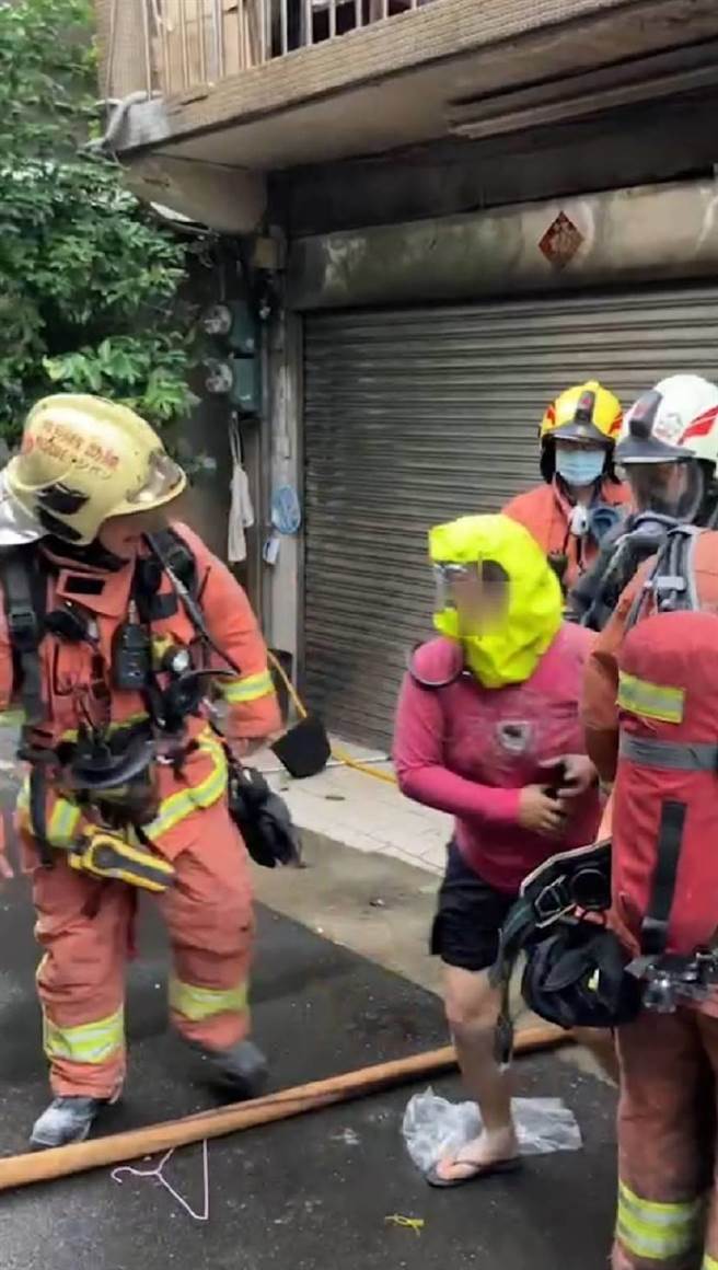 防人員火速到場，佈起水線將火勢撲滅，再上3樓陽台，利用共生面罩將雙親帶下樓。（消防提供／李奇叡新北傳真）