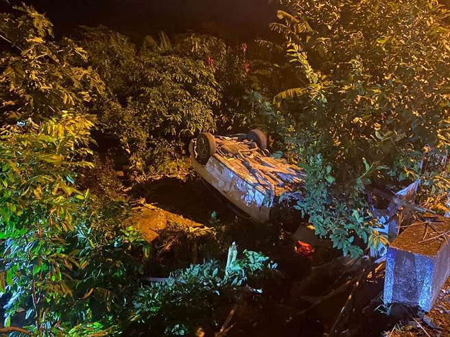 闯红灯拒盘查、驾驶自撞路旁石墩人车翻覆至草丛，但驾驶已弃车逃逸。（新城警分局提供）