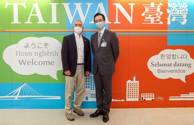 美国联邦眾议院情报委员会「国防情报暨战士支援小组」共和党首席议员温斯卓普（左）11日下午率团抵台访问，外交部由北美司司长徐佑典（右）到场接机，温斯卓普访台期间，将就台美关系、区域安全与经贸等议题与拜会单位交换意见。（陈麒全摄）