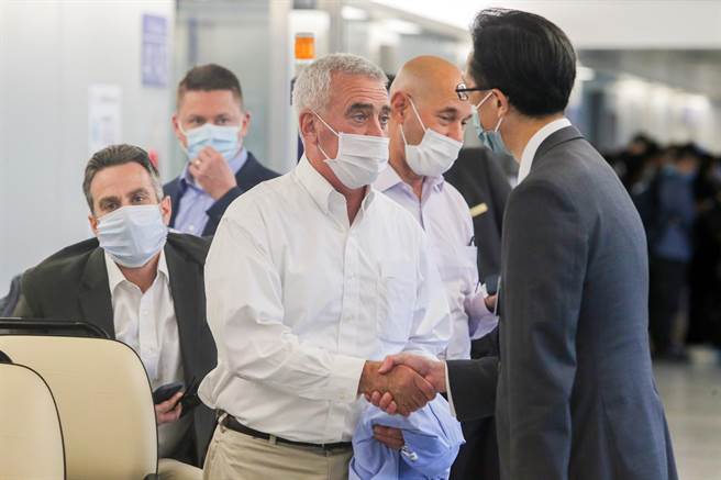 美国联邦眾议院情报委员会「国防情报暨战士支援小组」共和党首席议员温斯卓普（前左）11日下午率团抵台访问，外交部由北美司司长徐佑典（前右）到场接机，温斯卓普访台期间，将就台美关系、区域安全与经贸等议题与拜会单位交换意见。（陈麒全摄）