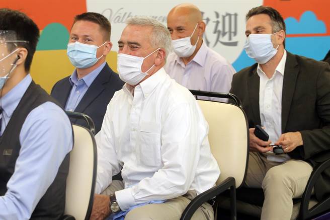 美国联邦眾议院情报委员会「国防情报暨战士支援小组」共和党首席议员温斯卓普（前左）11日下午率团抵台访问，温斯卓普访台期间，将就台美关系、区域安全与经贸等议题与拜会单位交换意见。（陈麒全摄）