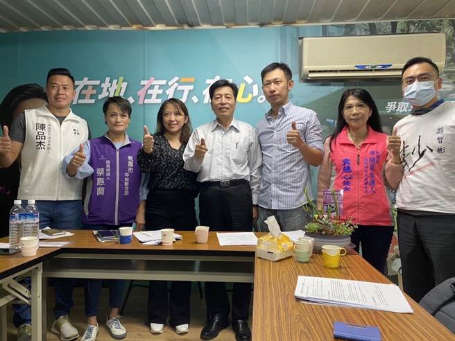 桃園市教師會與桃園市各級學校產業工會今天拜訪桃園市長參選人鄭寶清，為16號即將到來的教育政策論壇做熱身準備。（鄭寶清競選辦公室提供）