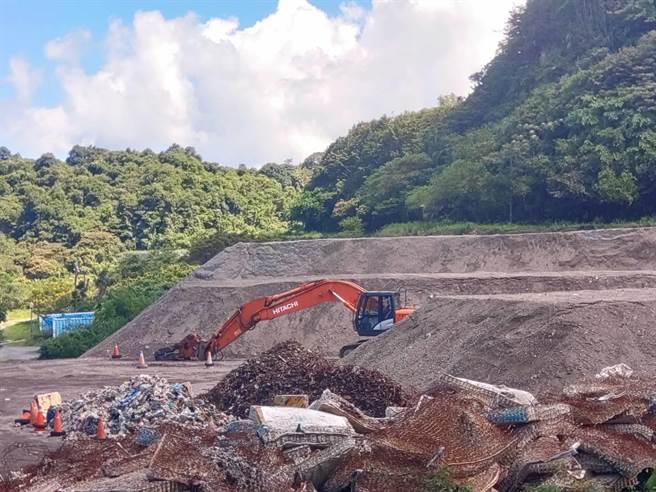 基隆市议员认为，市府与BOO最终处置场业者签订的合约到明年7月截止，但堆置在天外天暂置场的万余吨底渣仍未有去化迹象，扬言退回环保局相关预算。（张志康摄）