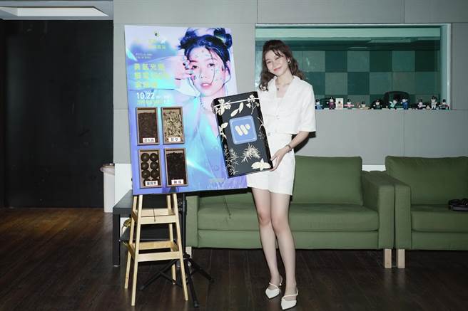 华纳音乐与此次联合主办的宽宏娱乐，送上「护嗓良方」喉糖、中药给蔡恩雨。（华纳音乐提供）