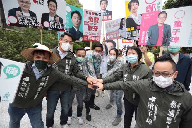 民進黨基隆市長候選人蔡適應今（11）日更在臉書分享了和7位基隆政治人物的合體照，直呼「會戮力同心努力的顧好基隆的教育、交通、基礎建設」。（取自蔡適應臉書）