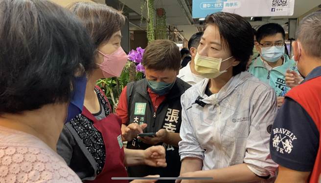 无党籍台北市长参选人黄珊珊今至文山区兴隆市场拜票，遭原台北花木批发市场摊商陈情。（陈薏云摄）