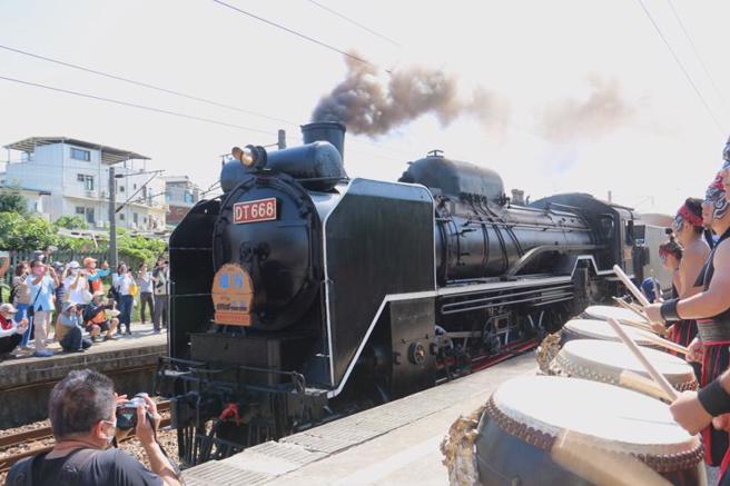 台铁庆祝海线通车100周年，11日举办庆祝活动，出动「蒸汽火车国王」DT668串联海线车站，下午由苗栗县境内通霄站出发开往白沙屯站，火车鸣笛声伴随九天民俗技艺团的震天鼓声，气势非凡。（中央社）