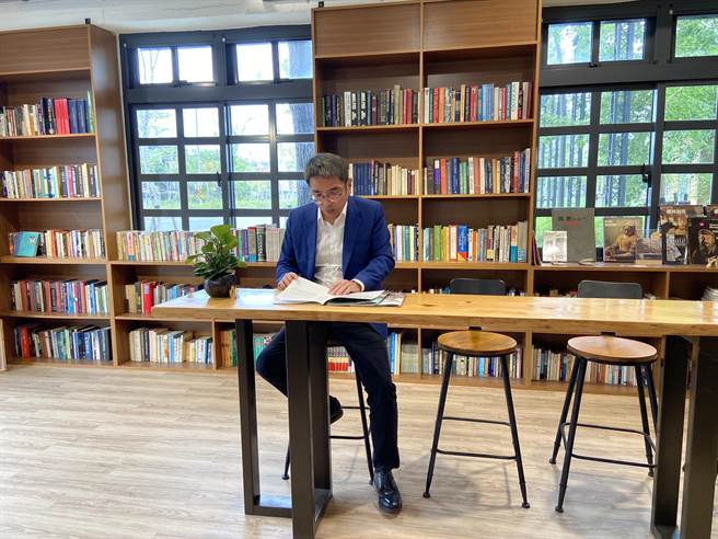 「文邑二手书店」营造让书包围的文艺气息。（吴佩蓉摄）