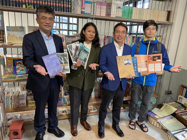 文邑二手书店创办人林冠旻秉持着透过「用书写进行纪录，出刊物介绍地方」的方式，让更多人了解地方事物。（左2）