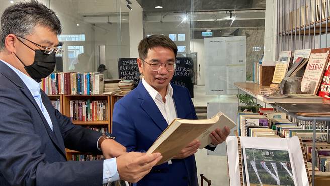 宜兰市长江聪渊（右）希望大家多到二手书店寻找「宝贝」，多多支持青年，给予他们鼓励。（吴佩蓉摄）