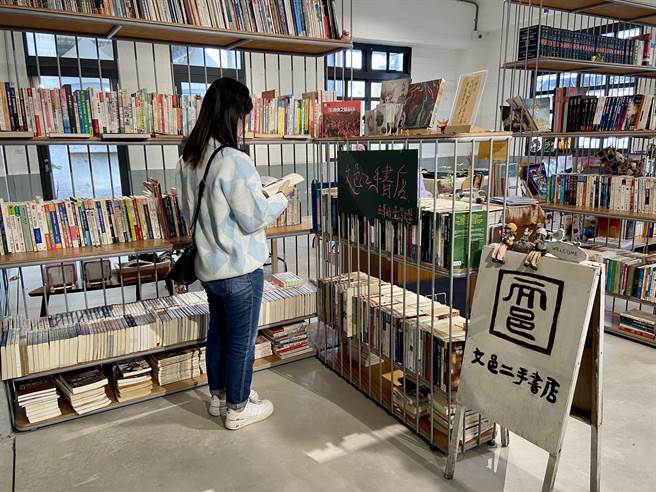 「文邑二手书店」营造让书包围的文艺气息。（吴佩蓉摄）